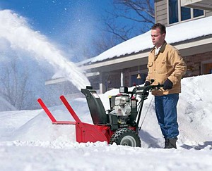 Советы специалистов - как бороться со снегом на своем дачном участке?