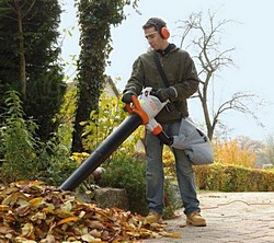 Советы специалистов - как сохранить свое время и силы при уборке сада с помощью воздуходувки?